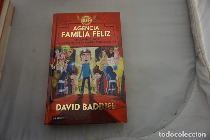 B&uuml;cher: AR15DE/ AGENCIA FAMILIA FELIZ - TE CONSEGUIMOS AL PADRE Y A LA MADRE PERFECTOS - DAVID BADDIEL