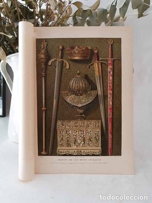 Livros em segunda m&atilde;o: [Cromolitograf&iacute;a] Objetos de los Reyes Cat&oacute;licos. Corona, cetro, espada y cofrecillo de Do&ntilde;a Isabel.