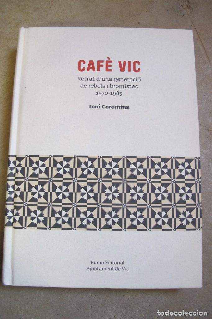 Libros: CAFE VIC. RETRAT D'UNA GENERACIO DE REBELS I BROMISTES 1970 - 1985. TONI COROMINA. AJUNTAMENT DE VIC