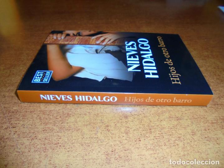 Libros: HIJOS DE OTRO BARRO (NIEVES HIDALGO) - Foto 2
