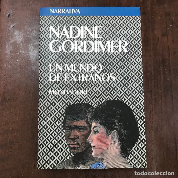 Libros: Un mundo de extra&ntilde;os - Nadine Gordimer - Foto 1