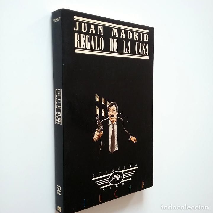 Libros: Juan Madrid - Regalo de la casa (Primera edici&oacute;n) - Foto 1