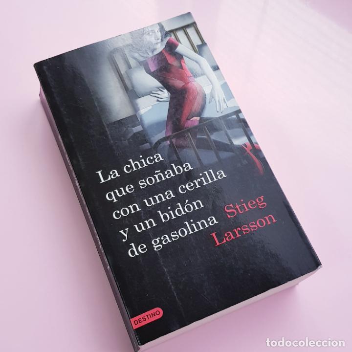 Livres: LIBRO-LA CHICA QUE SO&Ntilde;ABA CON UNA CERILLA Y UN BID&Oacute;N DE GASOLINA-STIEG LARSSON-EDIC. DESTINO-2008