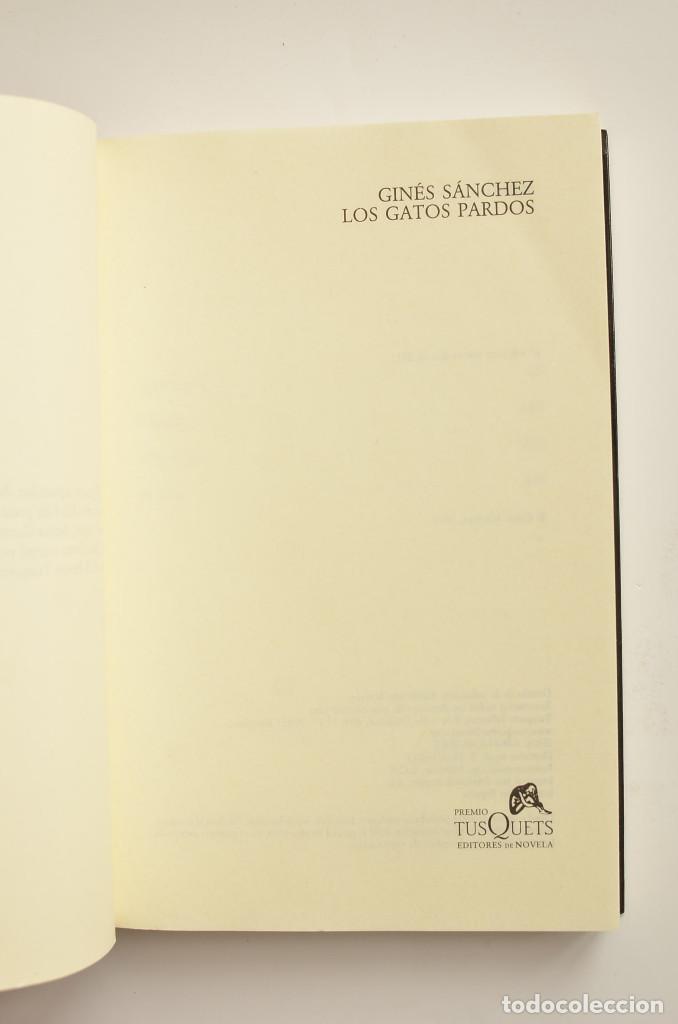 Libros: Los gatos pardos - S&Aacute;NCHEZ, Gin&eacute;s - Foto 2