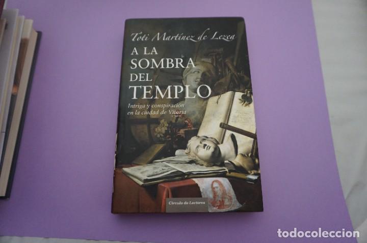 Libros: 10F/ A LA SOMBRA DEL TEMPLO - TOTI MARTINEZ DE LEZEA / CIRCULO DE LECTORES - Foto 1
