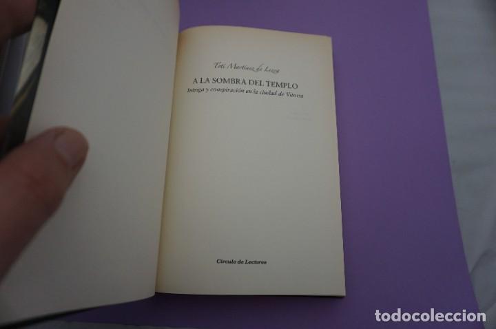 Libros: 10F/ A LA SOMBRA DEL TEMPLO - TOTI MARTINEZ DE LEZEA / CIRCULO DE LECTORES - Foto 2