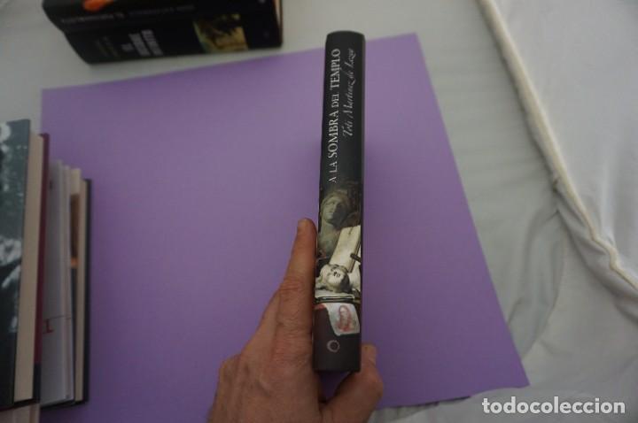 Libros: 10F/ A LA SOMBRA DEL TEMPLO - TOTI MARTINEZ DE LEZEA / CIRCULO DE LECTORES - Foto 6
