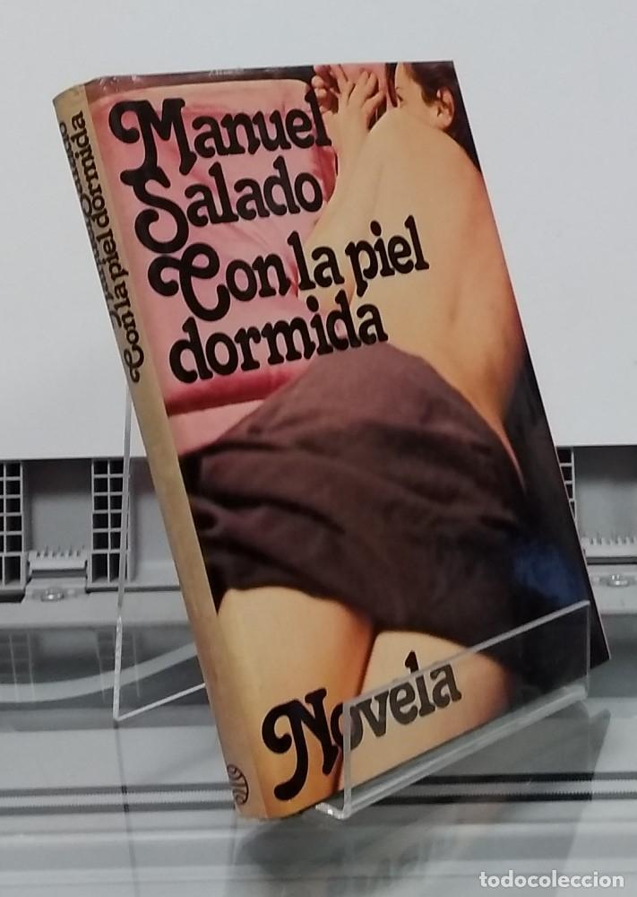 Libros: Con la piel dormida - Manuel Salado - Foto 1