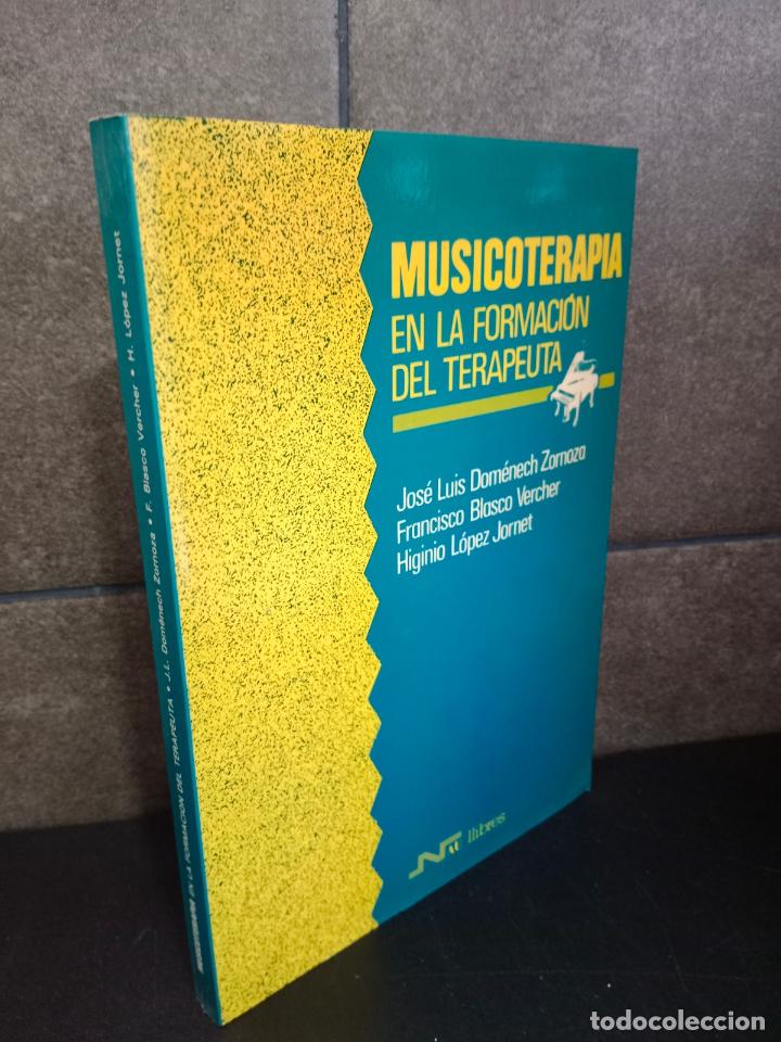 Livres: Musicoterapia en la formaci&oacute;n del terapeuta. Jos&eacute; Luis Dom&eacute;nech Zornoza, Francisco Blasco Vercher, H