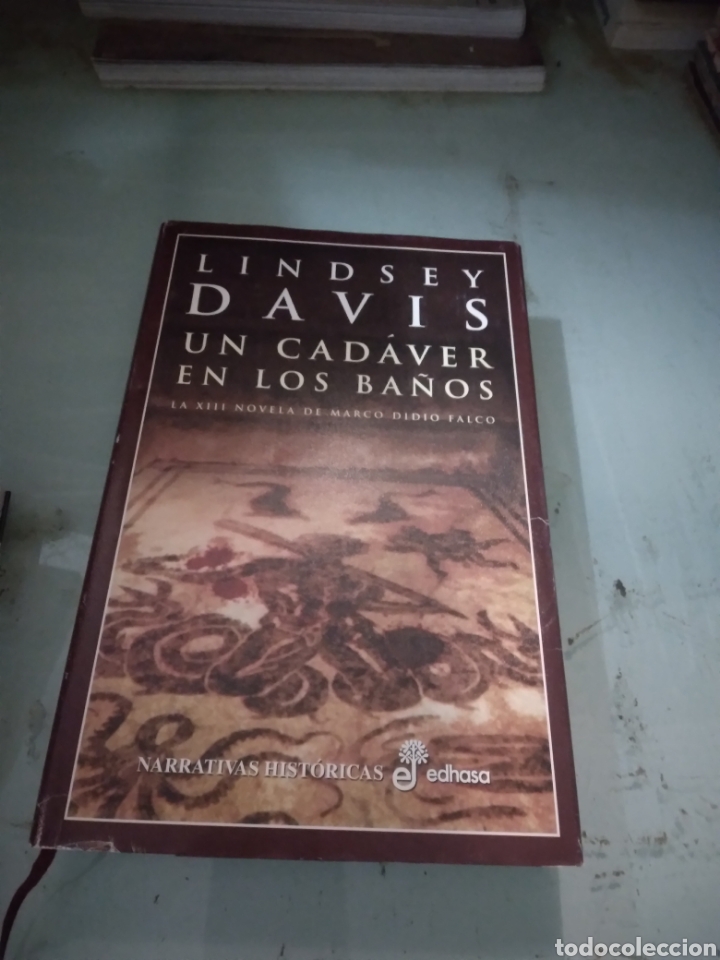 Libros: Lindsey Davis, Un cad&aacute;ver en los a&ntilde;os,EDHASA - Foto 1