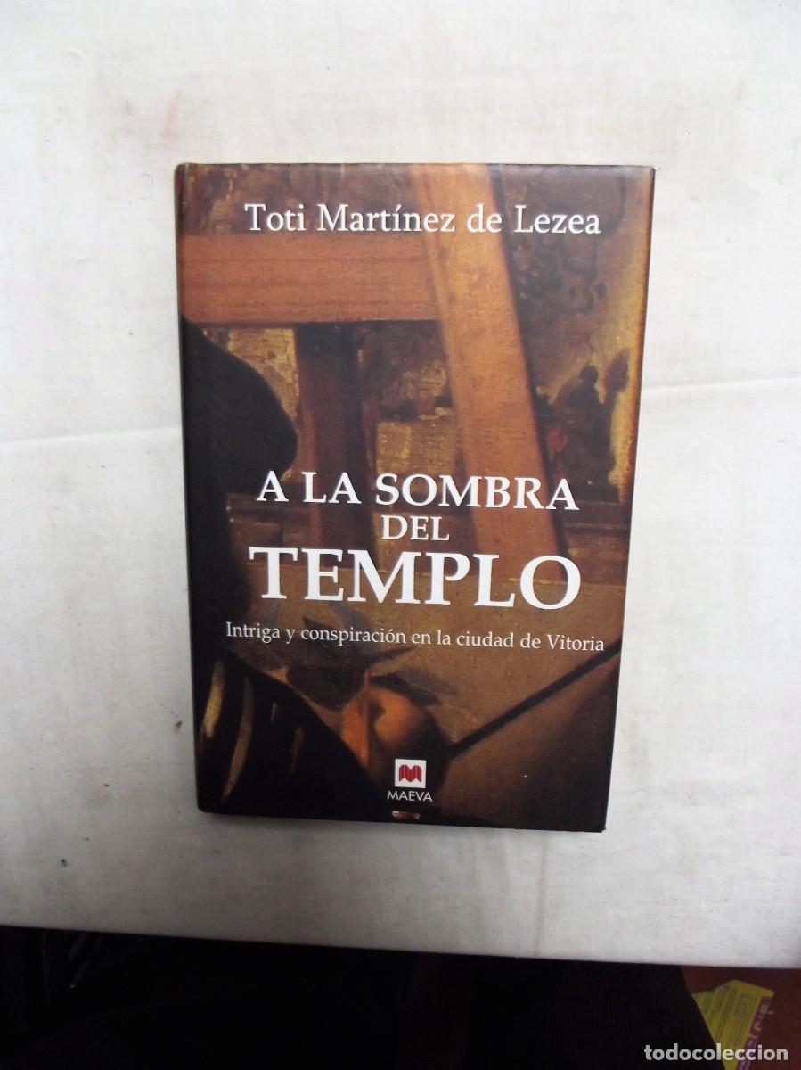 Libros: A LA SOMBRA DEL TEMPLO DE TOTI MARTINES DE LEZEA - Foto 1