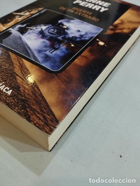 Libros: Anne Perry - Muerte de un extra&ntilde;o - Foto 2