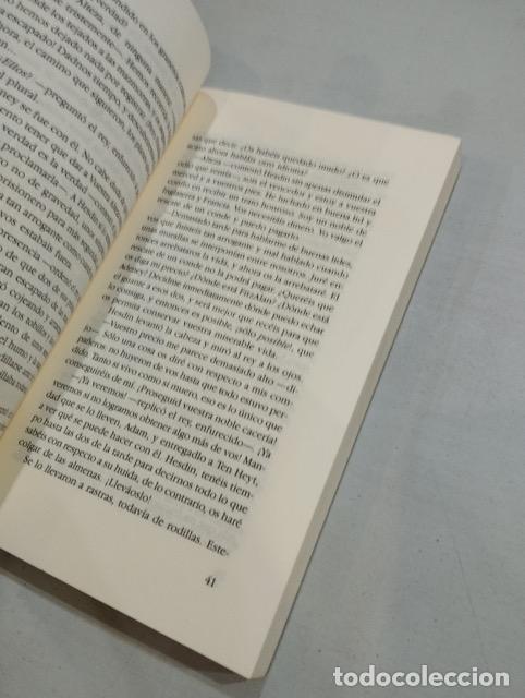 Libros: Ellis Peters - Un cad&aacute;ver de m&aacute;s - Foto 2