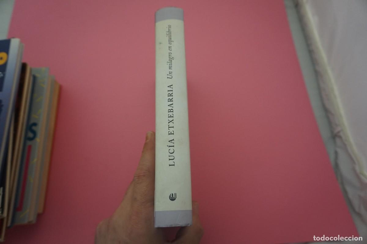 Libros: 22A/ UN MILAGRO EN EQUILIBRIO - LUCIA ETXEBARRIA - Foto 2