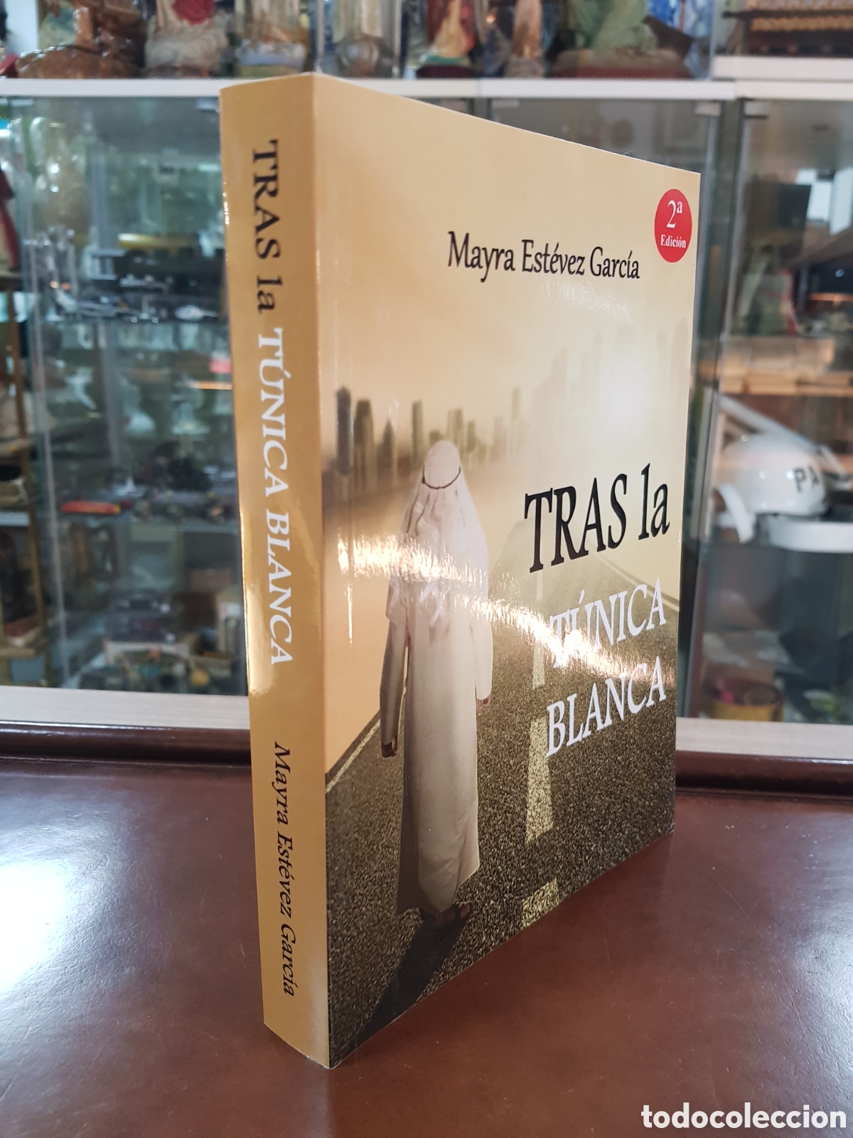 B&uuml;cher: TRAS LA T&Uacute;NICA BLANCA. MAYRA ESTEVEZ GARCIA