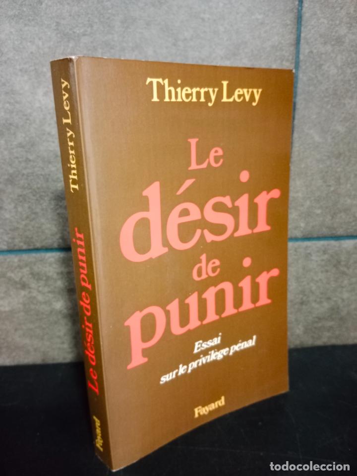 Livros em segunda m&atilde;o: THIERRY LEVY. LE DESIR DE PUNIR. ESSAI SUR LE PIVILEGE PENAL.