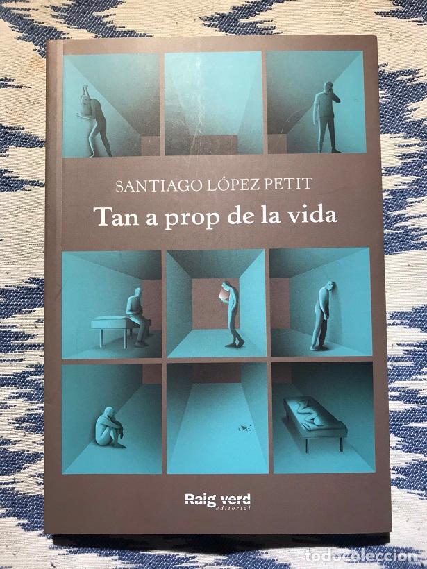 Libros: Tan a prop de la vida - Santiago L&oacute;pez Petit - Foto 1