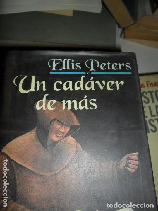 Libros: Un cad&aacute;ver de m&aacute;s, Ellis Peters, ed. C&iacute;rculo de lectores - Edith Pargeter - Foto 2