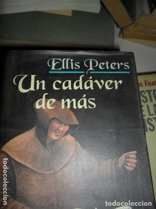 Libros: Un cad&aacute;ver de m&aacute;s, Ellis Peters, ed. C&iacute;rculo de lectores - Edith Pargeter - Foto 5