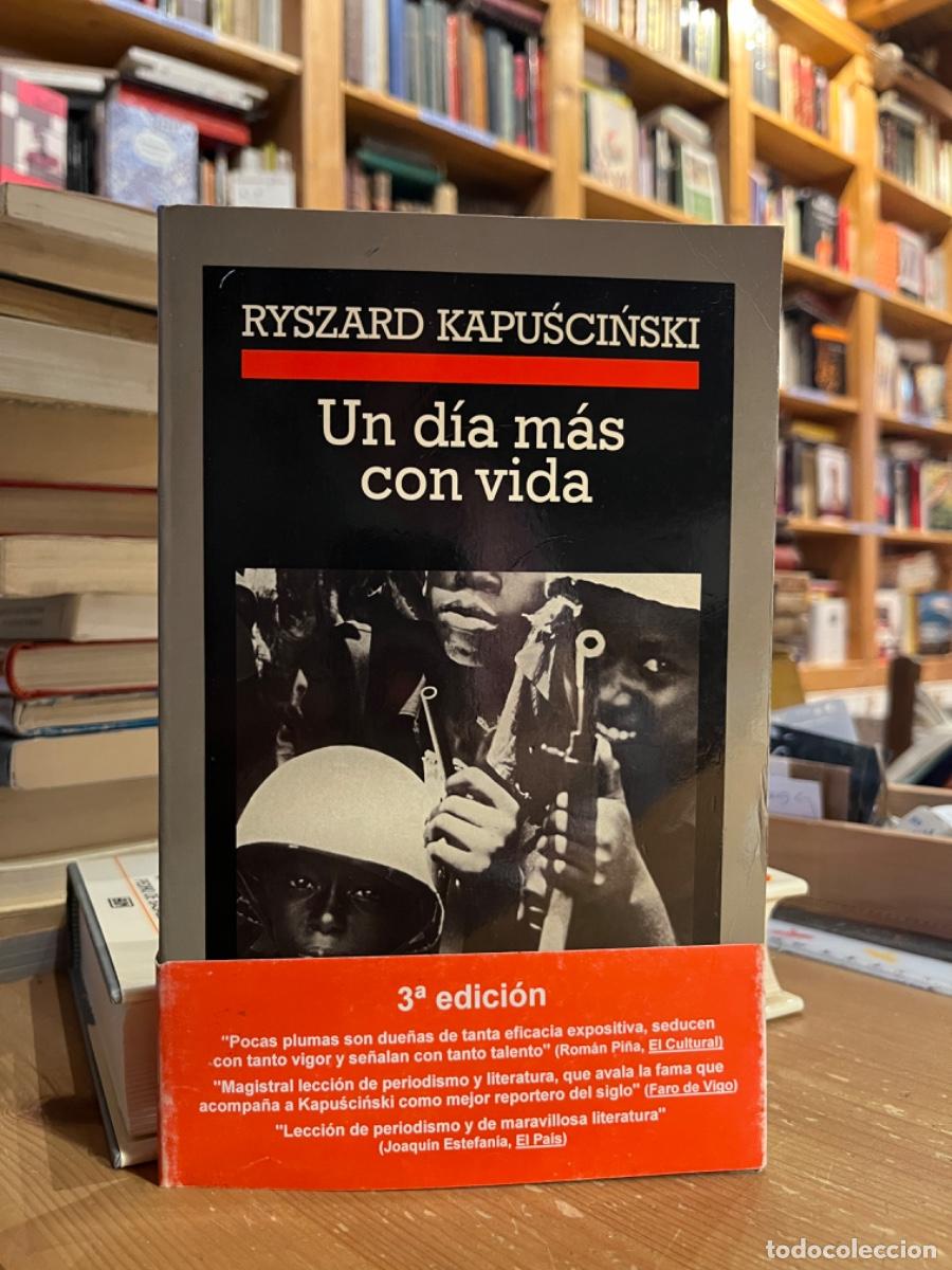Libros: Un d&iacute;a m&aacute;s con vida - Ryszard Kapuscinski - Foto 1