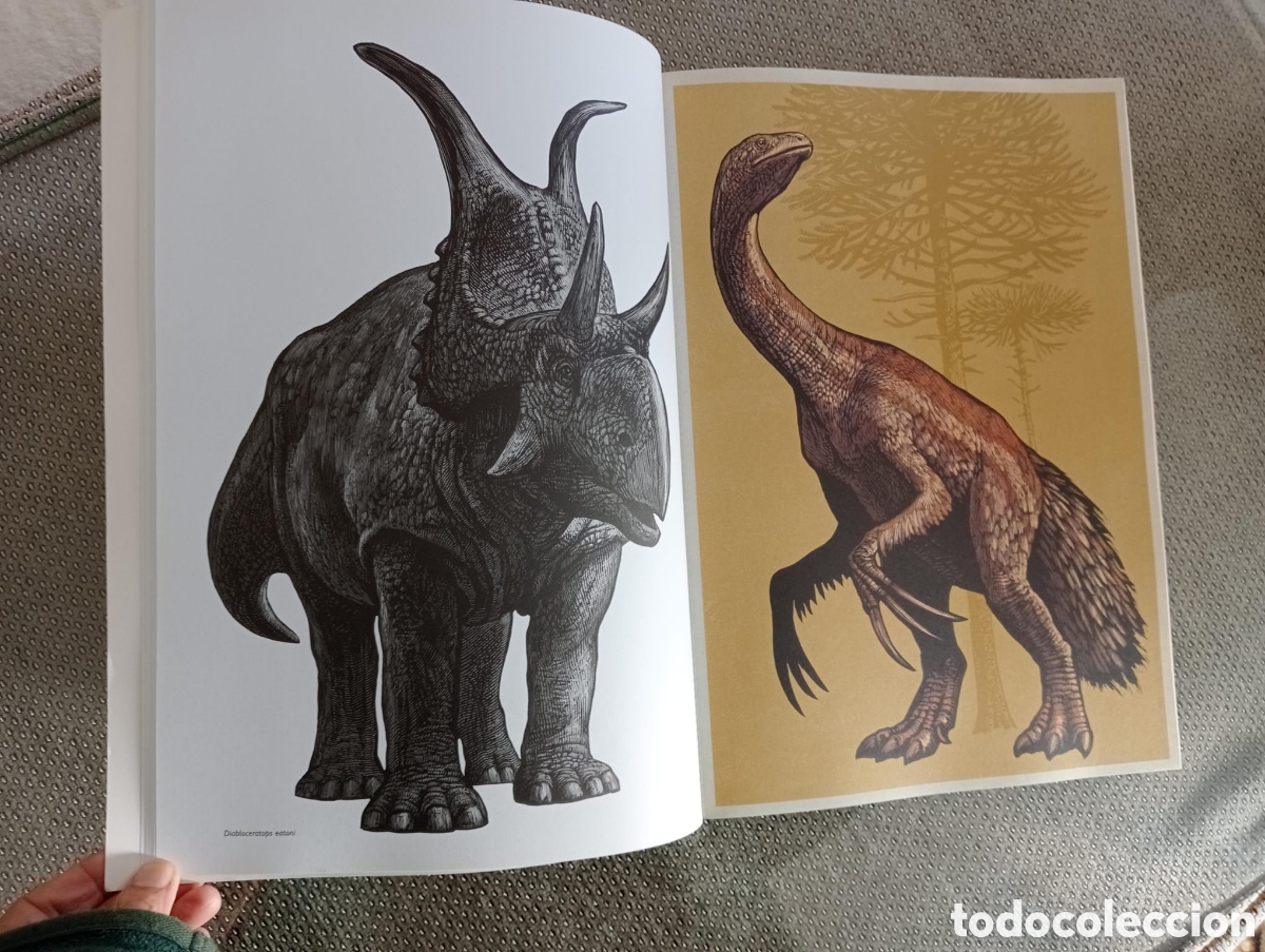 Libros: Dinosaurium. Poster book. 28 pull out posters inside. - Foto 2