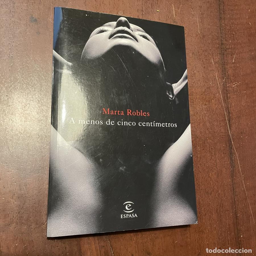 Libros: A menos de cinco cent&iacute;metros - Marta Robles - Foto 1