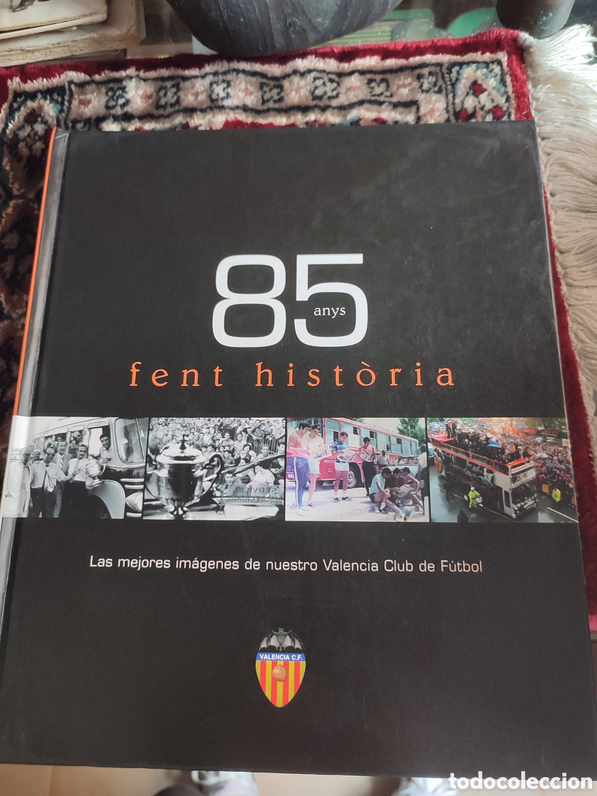 Libros: 85 anys fent historia Valencia CF // Firmado por jugadores