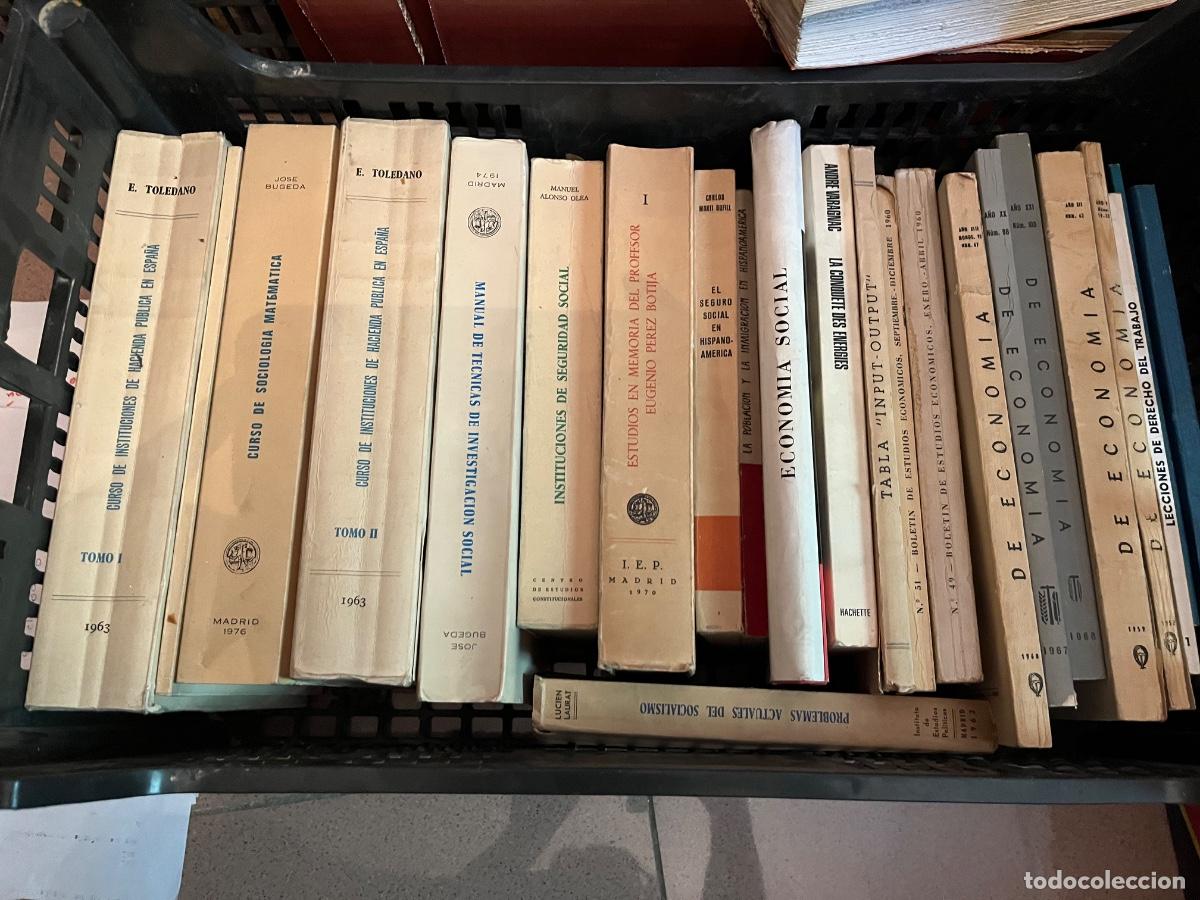 Libros: 1 caj&oacute;n de libros de tem&aacute;tica jur&iacute;dica