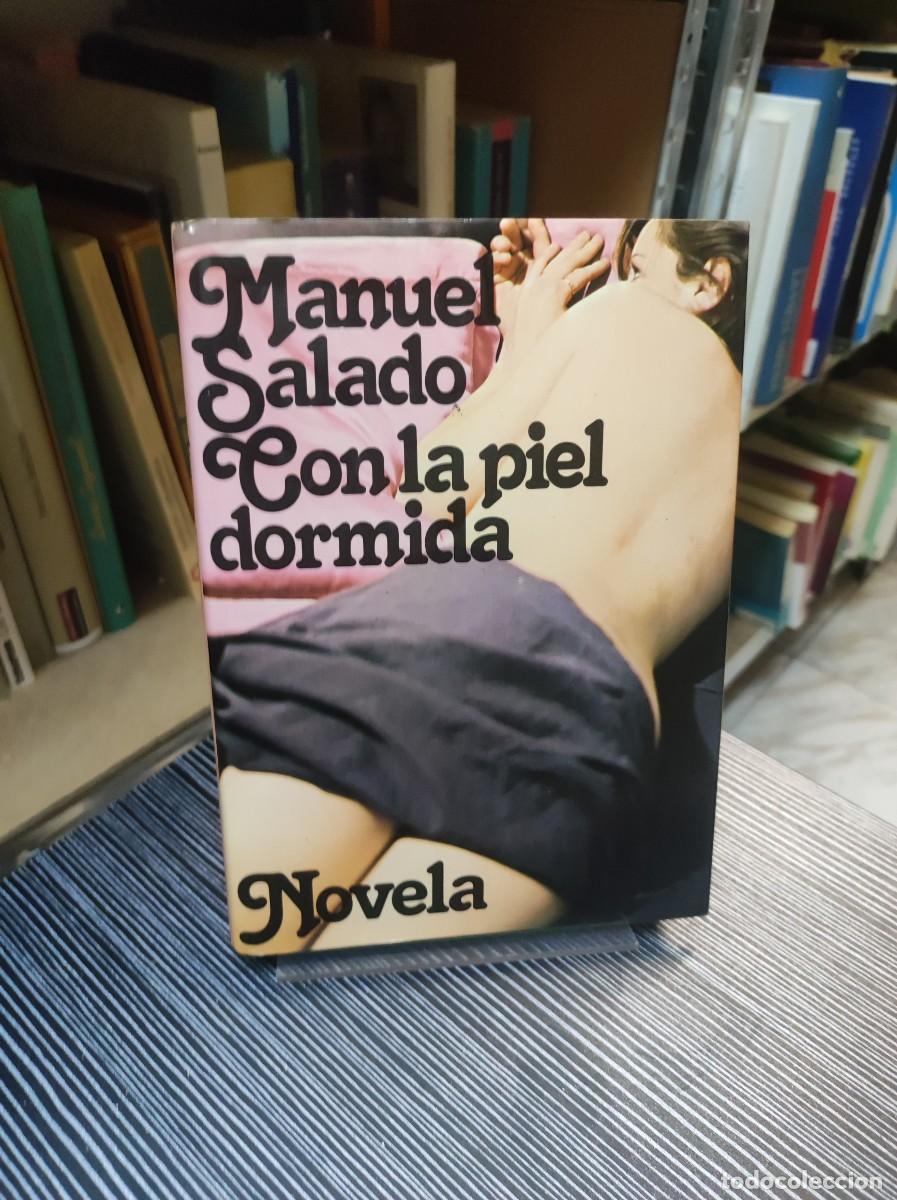 Libros: CON LA PIEL DORMIDA MANUEL SALADO - Foto 1