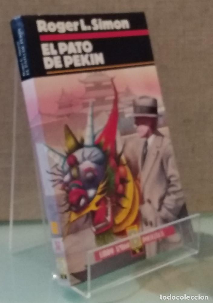 Libros: El pato de Pek&iacute;n (como NUEVO) - Roger L. Simon - Foto 1