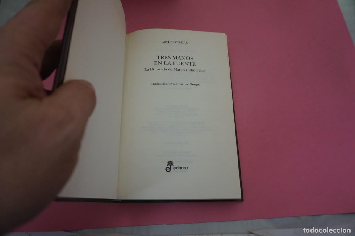 Libros: AR2C/ TRES MANOS EN LA FUENTE - LINDSEY DAVIS / EDITORIAL EDHASA - Foto 2