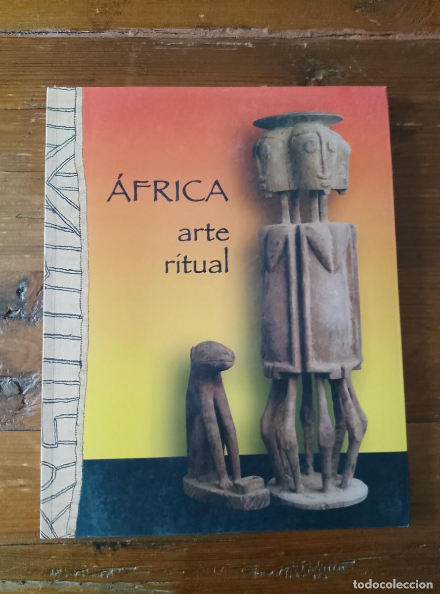 Libri di seconda mano: Marta Sierra Delage - Ram&oacute;n Sanz Garvin - Jos&eacute; Villarta Moset - AFRICA. ARTE RITUAL. Cat&aacute;logo