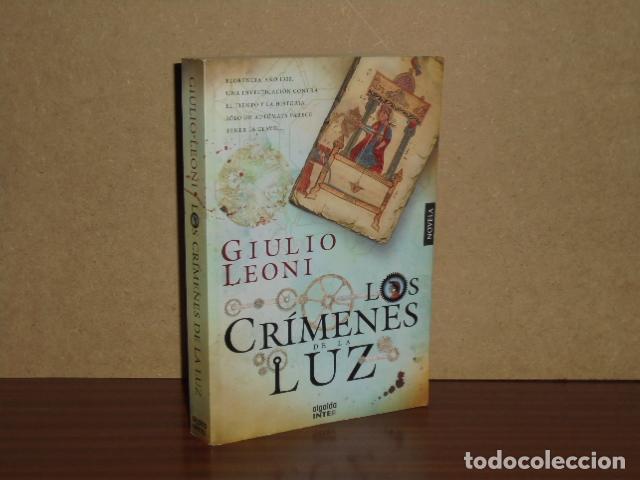 Libros: LOS CR&Iacute;MENES DE LA LUZ - Leoni, Giulio