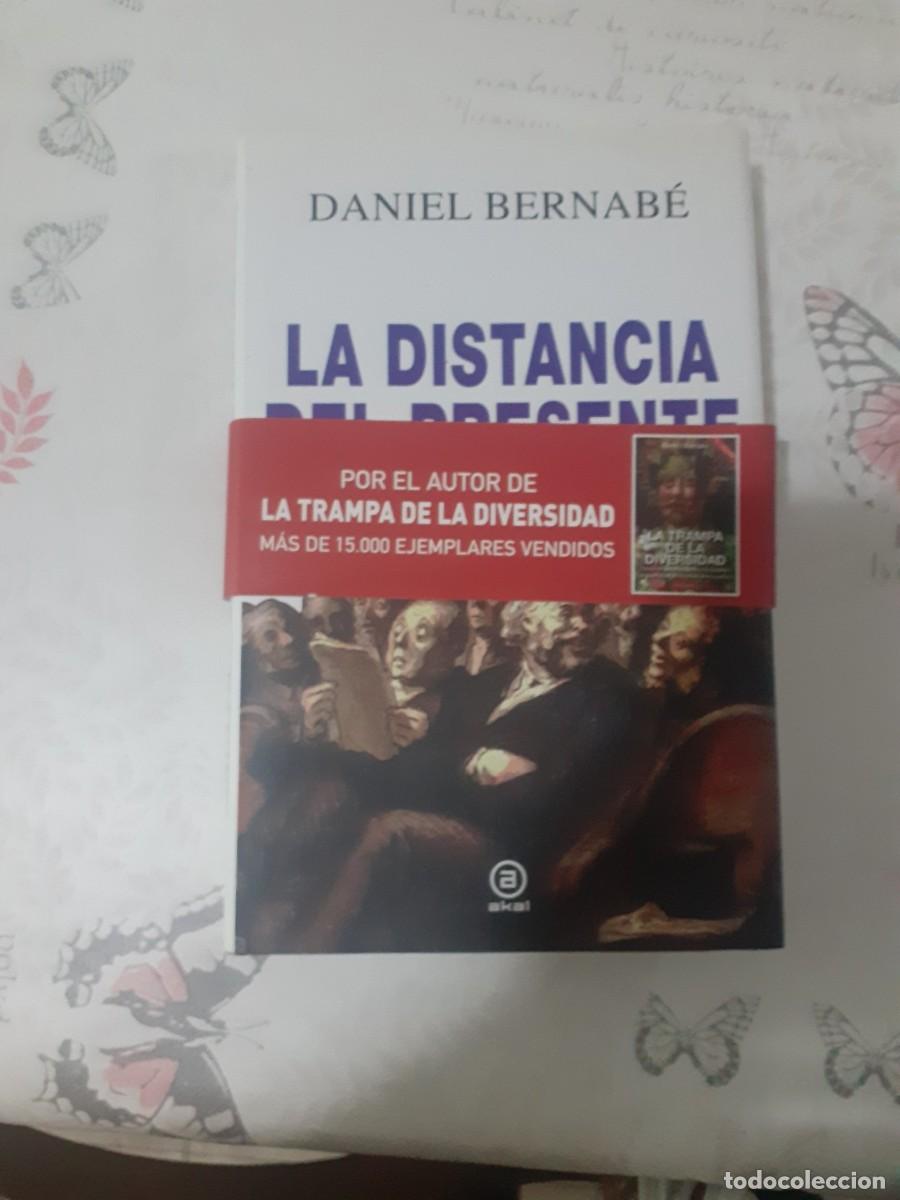 Libros: LA DISTANCIA DEL PRESENTE -- DANIEL BERNAB&Eacute; -- - Foto 1
