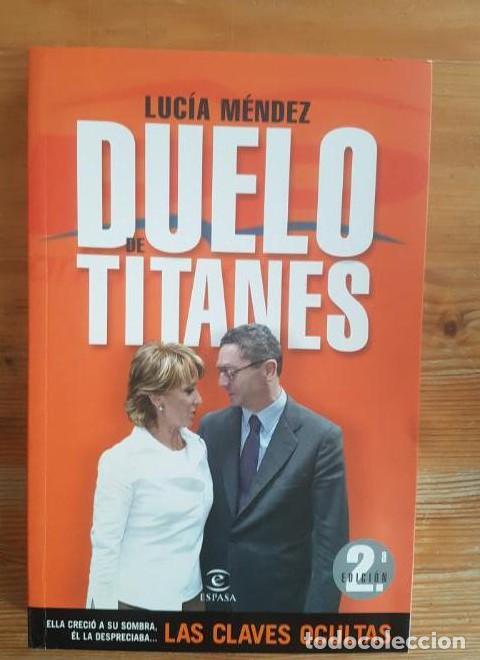 Libri di seconda mano: Duelo de titanes M&eacute;ndez, Luc&iacute;a Publicado por Espasa. (2008) 282pp -