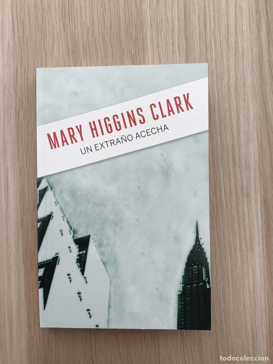 Livres: Un Extra&ntilde;o Acecha - Higgins Clark, Mary