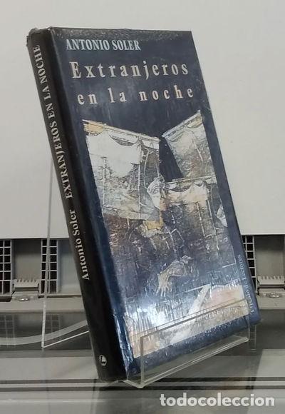 Libros: Extranjeros en la noche- 9788422649236 - Foto 1