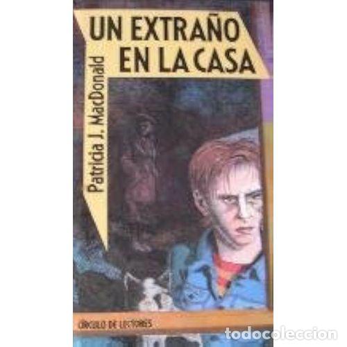 Libri di seconda mano: UN EXTRA&Ntilde;O en la CASA - MacDonald, Patricia J. - Sin Especificar