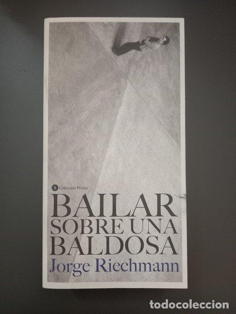 Libri di seconda mano: (Dedicado por el autor) Bailar sobre una baldosa - Riechmann, Jorge.