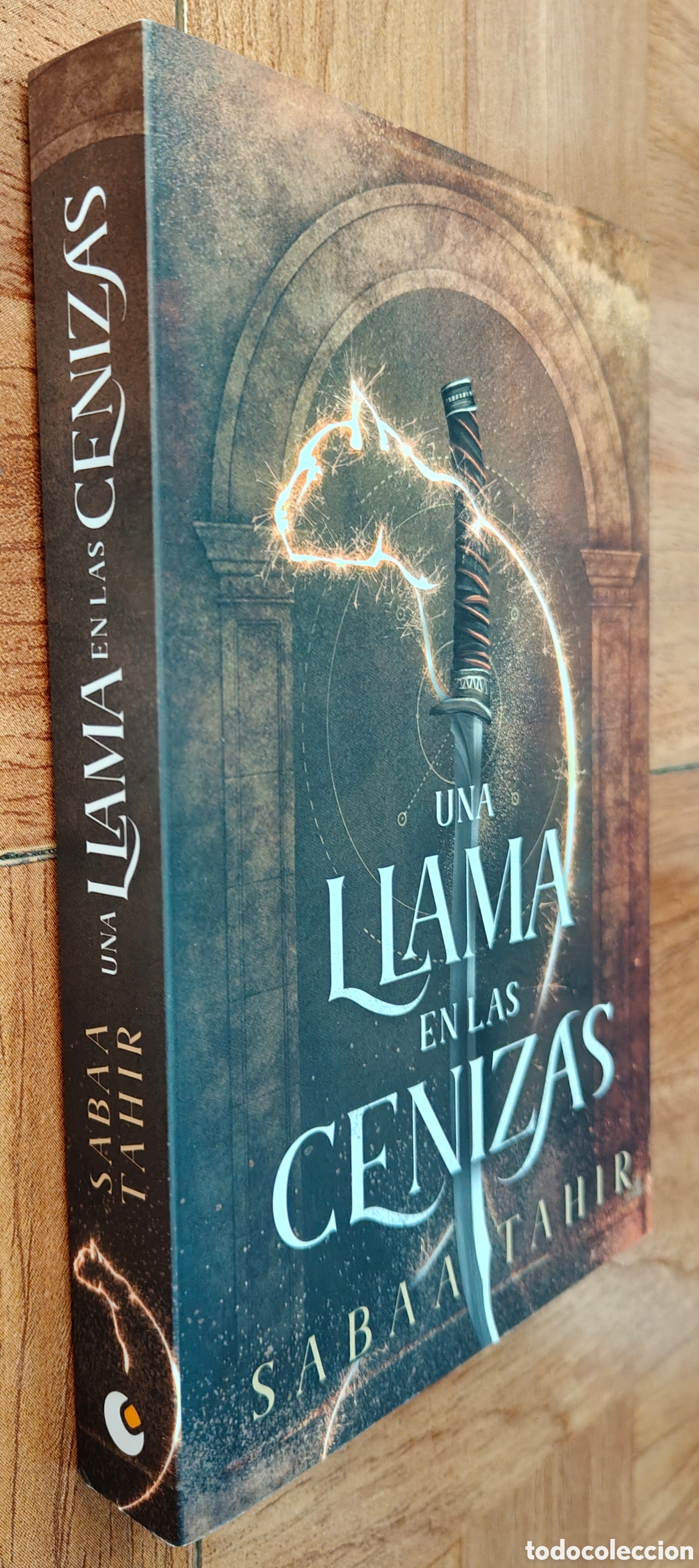 Libri di seconda mano: Una Llama en las Cenizas - Sabaa Tahir