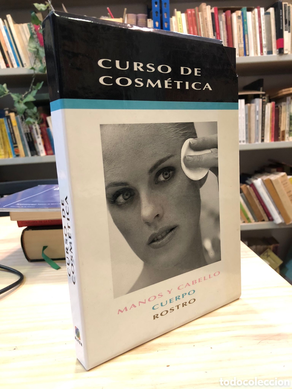 Libri di seconda mano: Curso de cosm&eacute;tica. Cuerpo, rostro y manos y cabello. 3 Vols. - Mar&iacute;a Crespo Arcilla