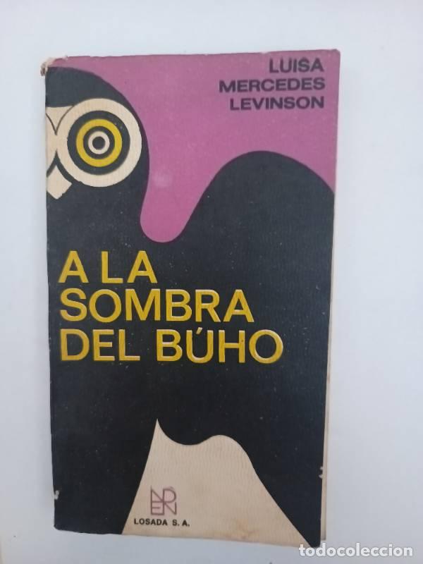 Libri di seconda mano: A la sombra del b&uacute;ho - Luisa Mercedes Levinson