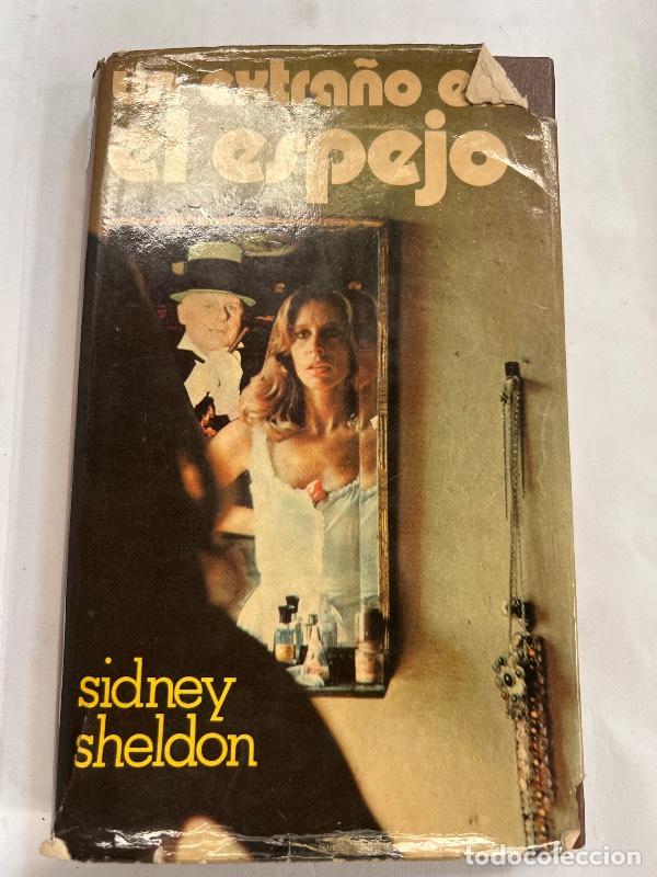 Libros: Un extra&ntilde;o en el espejo - Sidney Sheldon - Foto 1