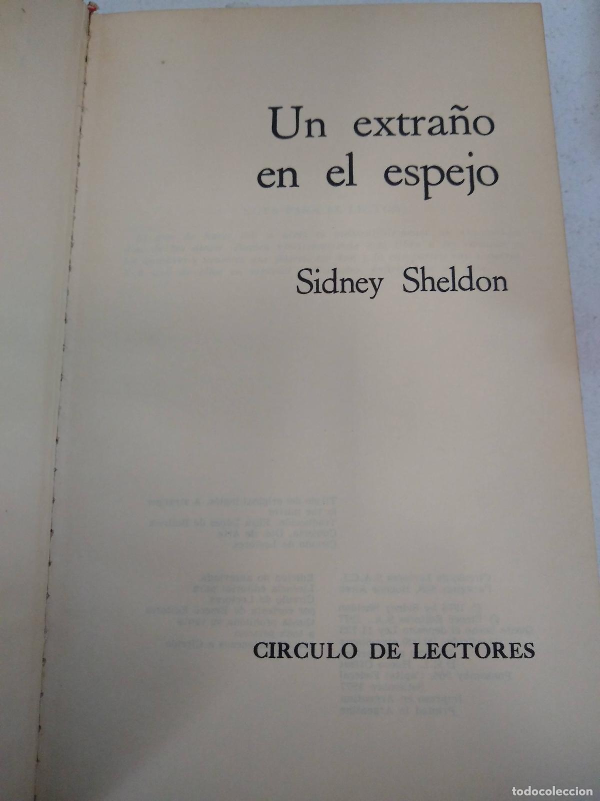 Libros: Un extra&ntilde;o en el espejo - Sidney Sheldon - Foto 1