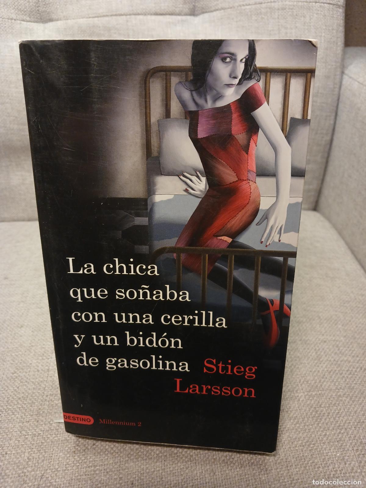 Livros em segunda m&atilde;o: La chica que so&ntilde;aba con un cerillo y un gal&oacute;n de gasolina - Stieg Larsson
