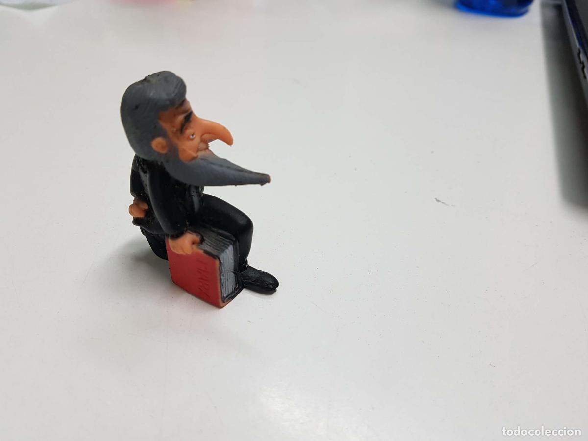 Libri di seconda mano: Figura de goma de Julio Anguita con un libro de Marx