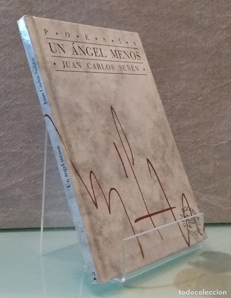 Livros em segunda m&atilde;o: Un &aacute;ngel menos. Poes&iacute;a (firmado por el autor) - Juan Carlos Su&ntilde;&eacute;n