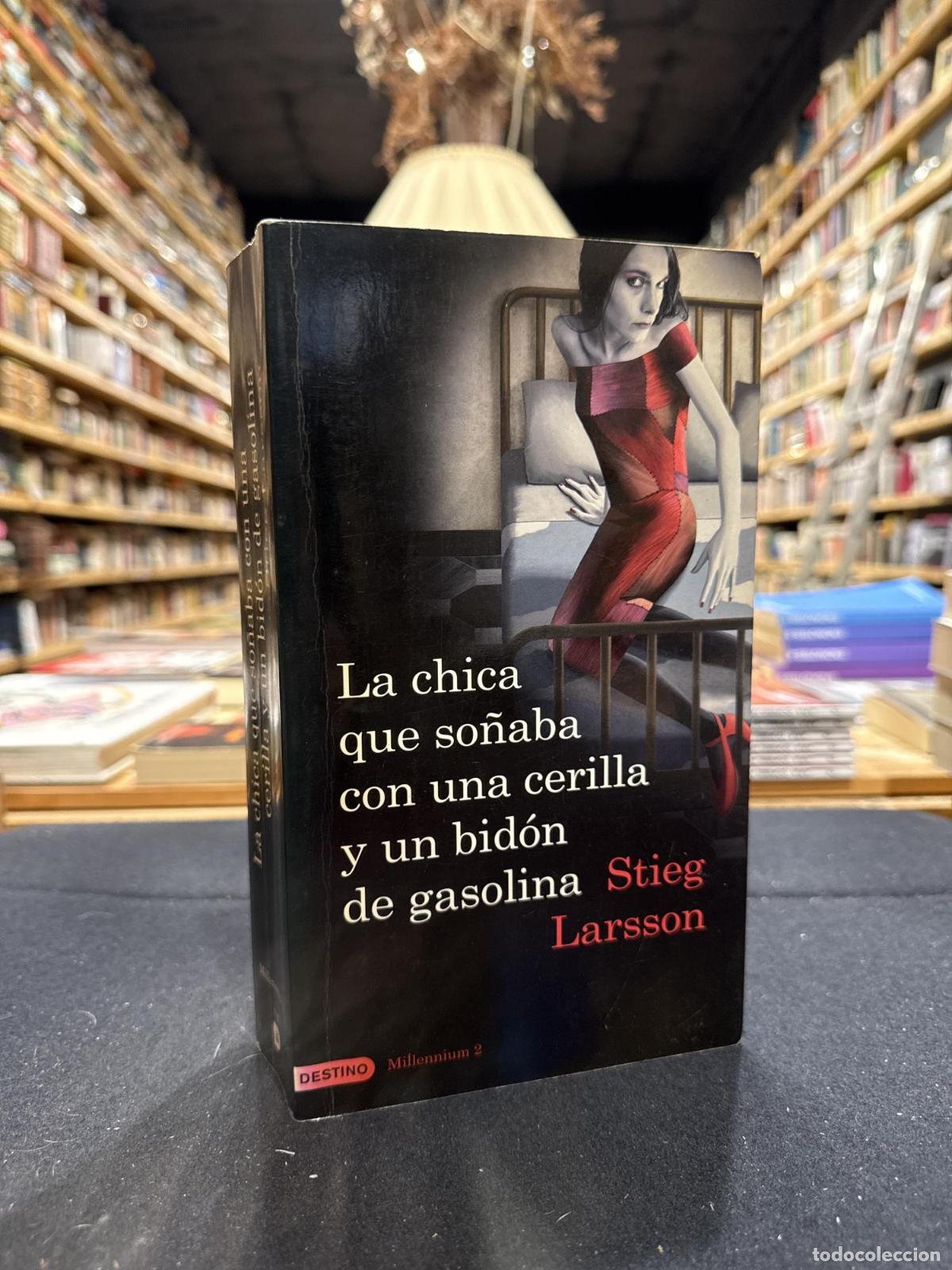 B&uuml;cher: La chica que so&ntilde;aba con una cerilla y un bid&oacute;n de gasolina (Serie Millennium 2) - Stieg Larsson