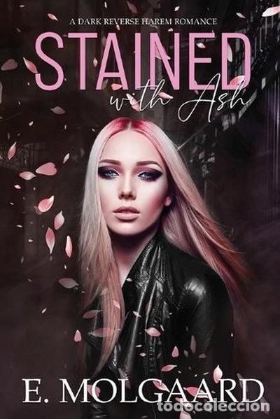 B&uuml;cher: Stained with Ash- 9798868921377