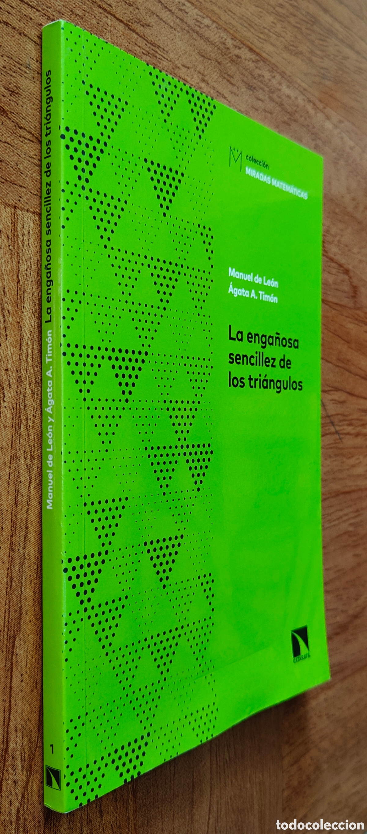 Livres: La Enga&ntilde;osa Sencillez de los Tri&aacute;ngulos - Manuel de Le&oacute;n / &Aacute;gata A. Tim&oacute;n